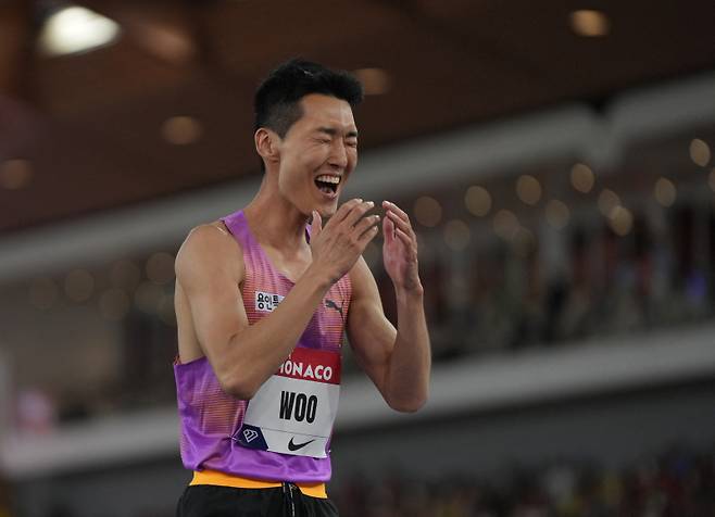 우상혁이 12일 모나코의 스타드 루이 2세 스타디움에서 열린 2025 다이아몬드리그 남자 높이뛰기 경기에서 시즌 최고 기록을 세운 뒤 환호하고 있다. 로이터=연합뉴스