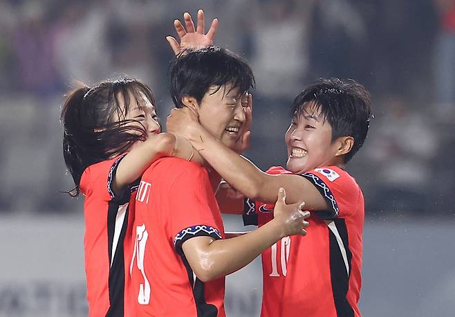 <yonhap photo-2886=""> 동점골 만든 정다빈 (화성=연합뉴스) 김성민 기자 = 13일 경기도 화성종합경기타운 주경기장에서 열린 2025년 동아시아축구연맹(EAFF) E-1 챔피언십(동아시안컵) 여자부 대한민국과 일본의 경기. 한국 정다빈이 골을 넣고 기뻐하고 있다. 2025.7.13 ksm7976@yna.co.kr/2025-07-13 21:47:53/ <저작권자 ⓒ 1980-2025 ㈜연합뉴스. 무단 전재 재배포 금지, AI 학습 및 활용 금지></yonhap>