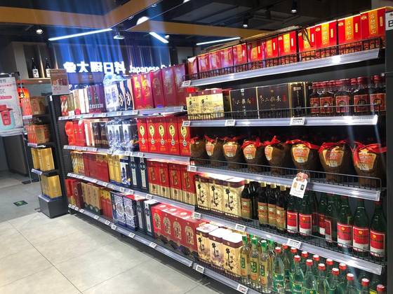 중국 대형마트의 백주 코너. 중국연구소