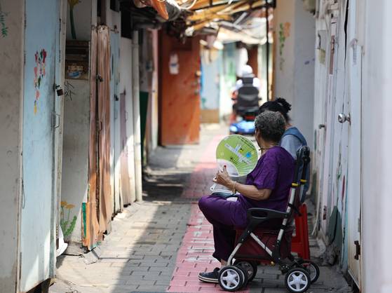 기록적인 폭염이 계속된 9일 서울 영등포 쪽방촌 골목에서 한 주민이 부채질을 하고 있다. 연합뉴스