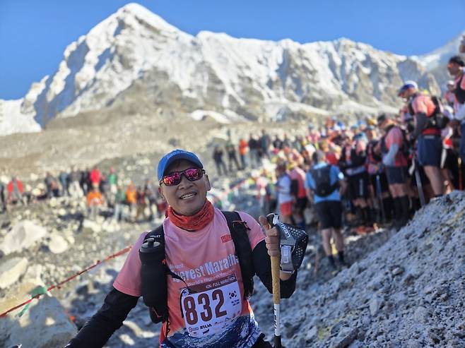 에베레스트 마라톤 대회에 나간 정 기자가 험한 산악 지형을 배경으로 사진 촬영을 하고 있다. /정병선 제공
