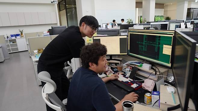 김대현(왼쪽), 고병환 프로가 로직 분석을 하고 있다. 수원=윤현주 기자