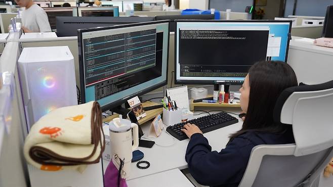 최서윤 프로가 타이밍 체크를 하고 있다. 수원=윤현주 기자