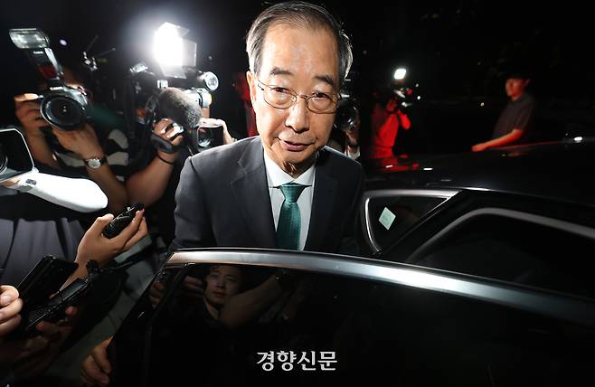 한덕수 전 국무총리가 2일 서울 서초구 서울고등검찰청에 마련된 내란특검 사무실에서 조사를 받은 후 귀가하고 있다. 권도현 기자