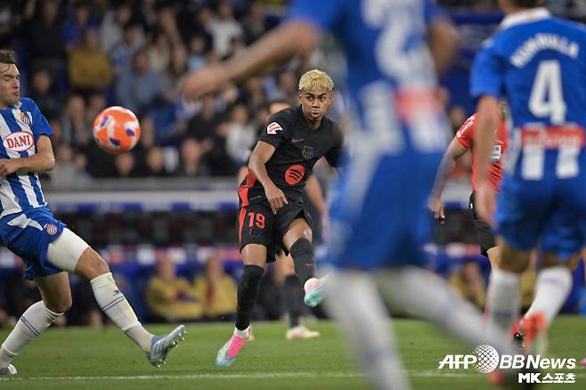 문제는 이 파티에 초정받은 스페인 미인대회 수상자 출신 클라우디아 칼보의 폭로로 불거졌다. 클라우디아는 한 방송에 출연해 “나는 야말의 파티 초청을 거절했다. 야말 측에선 내게 12명의 여성을 데려오길 원했다. 모두 외모로만 판단된 인물들이었다”고 폭로했다. 클라우디아는 덧붙여 “그들은 내게 여성의 구체적인 신체 조건까지 얘기했다. 심지어 ‘머리 색깔까지 맞춰달라’고 요구했다. 매우 불쾌했다. 내가 야말의 생일 파티 초청을 거절한 이유”라고 했다. 사진=AFPBBNews=News1