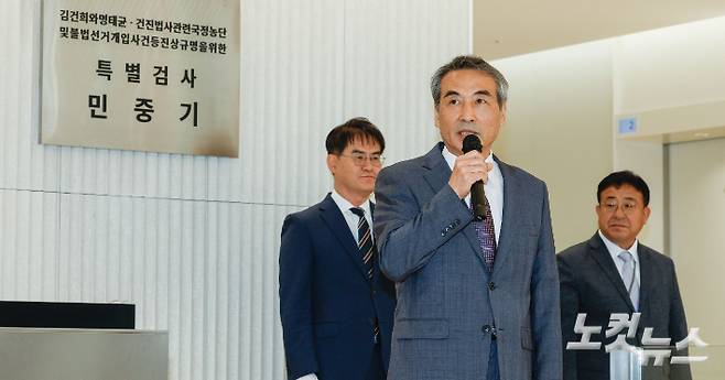 윤석열 전 대통령의 부인 김건희 씨 의혹 관련 사건을 맡은 민중기 특별검사가 2일 서울 종로구 KT광화문빌딩 웨스트에 마련된 특검 사무실에서 열린 현판 제막식에서 인사말을 하고 있다. 박종민 기자