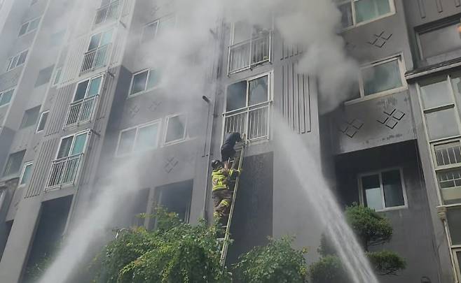 12일 오후 12시 20분쯤 부산 북구의 한 아파트에 화재가 발생해 소방 당국이 인명구조에 나서고 있다. 부산소방재난본부 제공