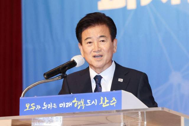 ▲11일 전북 완주군청 문예회관에서 열린 ‘피지컬AI 모빌리티 실증 선도사업 전북 세미나’에서 정동영 국회의원이 발언하고 있다. ⓒ정동영 의원 페이스북