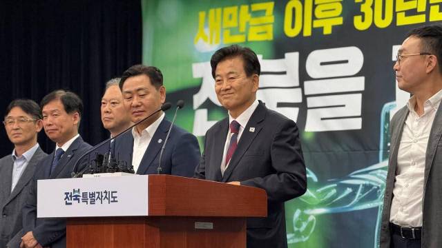 ▲지난 8일 전북도청에서 열린 ‘피지컬 AI 예산 확보’ 기자회견에서 정동영 의원이 발언하고 있다. ⓒ프레시안