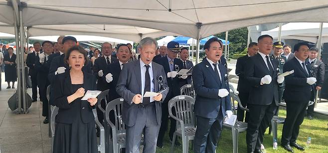 백선엽 장군의 장녀 백남희 여사(왼쪽부터)와 김관진 백선엽장군기념재단 이사장 등 주요 참석자들이 군가 ‘전우야 잘 자라’를 함께 부르고 있다. 백선엽장군기념재단 제공