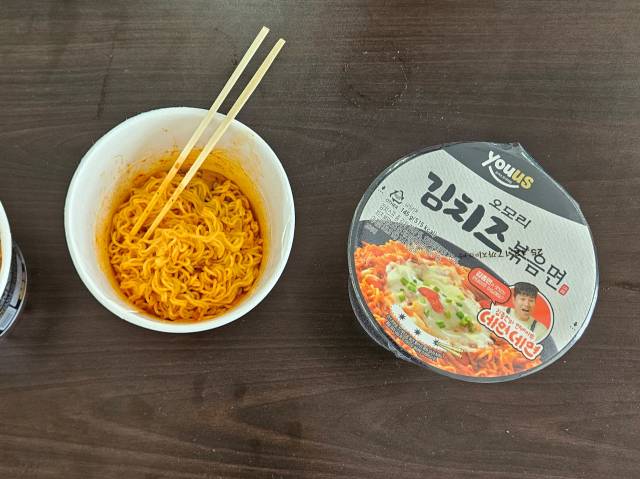 GS25 PB라면 '오모리김치즈볶음면' 제품 조리 이미지. 김남명 기자