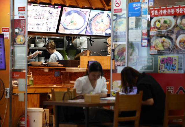 서울 서초구 양재역 인근 한 식당에서 손님들이 식사를 하고 있다. 연합뉴스
