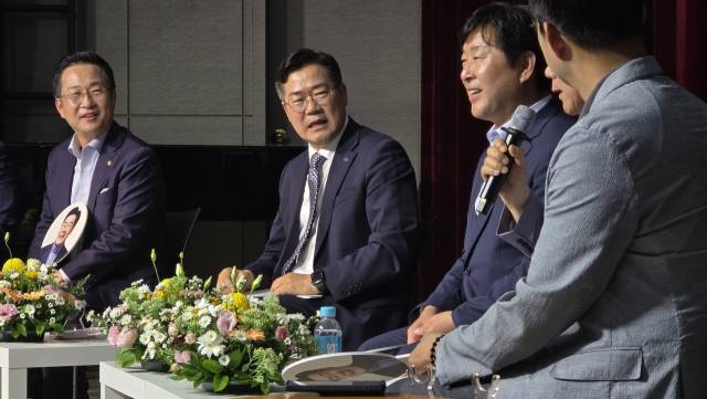 박찬대 더불어민주당 당대표 후보가 12일 충남 천안시 서북구 나사렛대 패치홀에서 열린 '더불어민주당 당대표 후보 게릴라 토크콘서트'에서 당원들의 의견을 경청하고 있다. 뉴스1