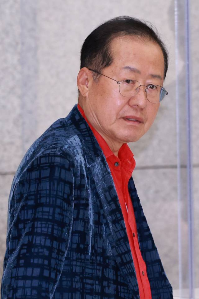 홍준표 전 대구시장이 17일 인천국제공항 제1여객터미널을 통해 귀국하고 있다. 홍 전 시장은 지난 4월 국민의힘 대선 후보 경선에서 패배한 뒤 탈당하고 미국 하와이에 머물렀다. 2025.6.17. 연합뉴스