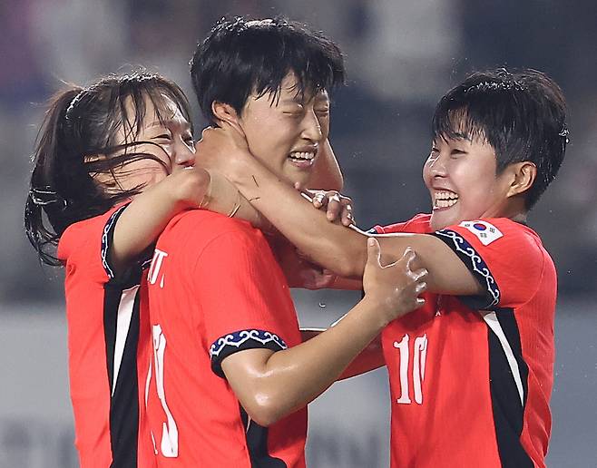 정다빈(가운데)이 13일 경기도 화성종합경기타운 주경기장에서 열린 2025년 동아시아축구연맹(EAFF) E-1 챔피언십(동아시안컵) 여자부 일본전에서 골을 넣은 뒤 지소연(오른쪽)으로부터 축하를 받고 있다. 연합뉴스