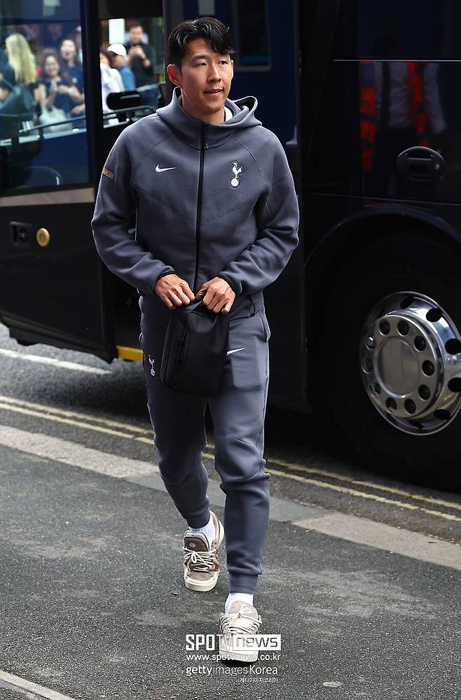 ▲ 이적설에도 불구하고 손흥민은 일단 토트넘 프리시즌 훈련에 합류했다. 토트넘은 구단 공식 채널을 통해 “Welcome back, Sonny!”라며 손흥민의 복귀를 알렸다. 손흥민은 영국에서 루턴 타운전을 시작으로 홍콩과 서울 투어까지 총 프리시즌 5경기 일정을 소화할 예정이다.