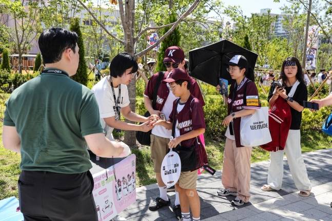 키움 히어로즈 팬들이 12일 대전 한화생명 볼파크에서 구단이 마련한 팬 기프트를 수령하기 위해 줄을 서고 있다. 부자(父子)가 함께 키움 유니폼을 입고 굿즈를 받는 모습. /사진=키움 히어로즈 제공