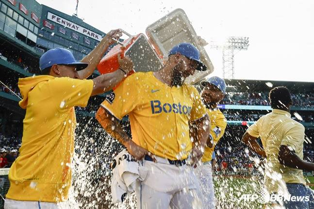 완봉승을 거둔 보스턴 크로셰(가운데)가 동료들로부터 축하 물 세례를 받고 있다. /AFPBBNews=뉴스1