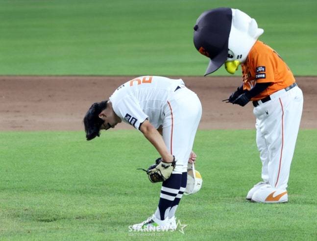 나눔올스타 김서현이 12일 대전한화생명볼파크에서 열린 2025KBO리그 올스타게임 9회초 등판하며 최다득표 감사세리머니를 하고 있다.