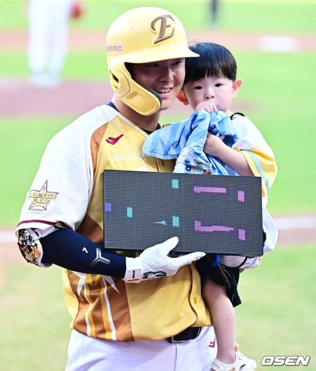 나눔 올스타 이도윤(한화)이 12일 대전한화생명볼파크에서 열린 2025KBO리그 올스타게임에서 아들 이동연 군을 안고 등장했다.