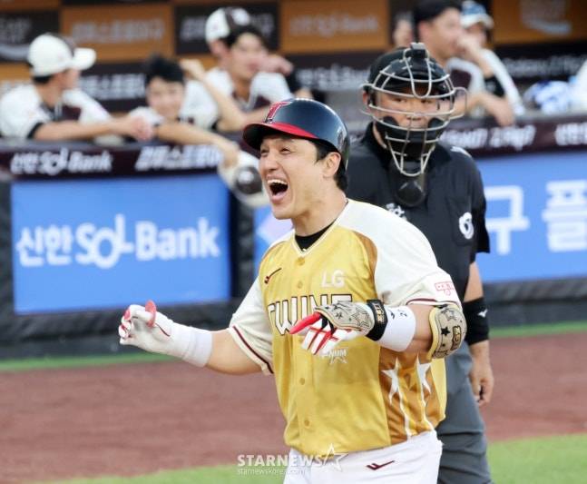 나눔올스타 박동원이 12일 대전한화생명볼파크에서 열린 2025KBO리그 올스타게임 1회말 딸과 참치세리머니를 한후 2점홈런을 터트렸다. /사진=강영조 선임기자