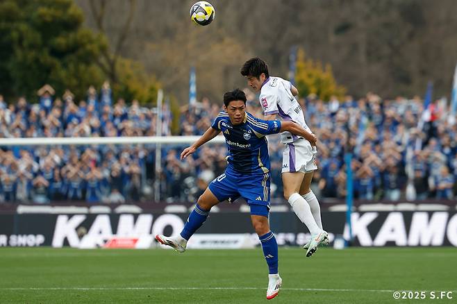 지난 2월 산프레체 히로시마와 마치다 젤비아의 경기에서 공중볼 경합 중인 오세훈(왼쪽)과 아라키 하야토. /사진=산프레체 히로시마 홈페이지 캡처