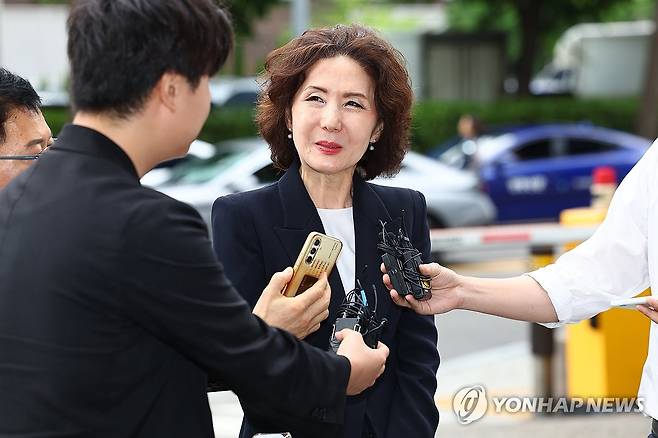 취재진 질문 듣는 이진숙 교육부 장관 후보자 (서울=연합뉴스) 서대연 기자 = 이진숙 사회부총리 겸 교육부 장관 후보자가 30일 오전 서울 여의도 한국교육시설안전원에 마련된 인사청문회 준비 사무실로 출근하며 취재진의 질문을 듣고 있다. 2025.6.30 dwise@yna.co.kr