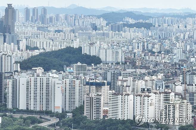서울 아파트 74%, '주담대 6억' 규제에 매출 타격 전망 (서울=연합뉴스) 서대연 기자 = 정부가 6억원 이상 주택담보대출을 금지하는 초고강도 대출 규제를 시행하며 서울 아파트의 74%, 18개 구의 대출 감소 타격이 있을 것으로 보이는 가운데 29일 서울 시내 아파트 단지의 모습. 2025.6.29 dwise@yna.co.kr