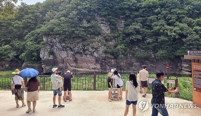 반구대 암각화 찾은 방문객들 (울산=연합뉴스) 허광무 기자 = 13일 울산 울주 대곡리 반구대 암각화 전망대에서 방문객들이 암각화와 주변 풍경을 구경하고 있다. 반구대 암각화를 포함하는 '반구천의 암각화'는 지난 12일 유네스코 세계유산으로 등재됐다. 2025.7.13 hkm@yna.co.kr