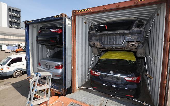 ▲컨테이너를 활용한 중고차 수출이 늘면서 컨테이너에 수출용 중고차를 고박하는 쇼링작업도 크게 늘었다. 40피트 컨테이너 1대당 4~5대의 승용차를 선적한다. /양진수 기자 photosmith@incheonilbo.com