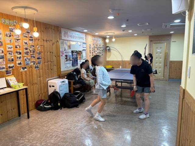 아이들이 대흥동청소년문화의집에서 탁구를 하고 있다. 사진=김세영 기자