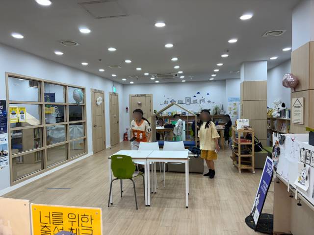 청소년들이 탄방청소년문화의집에서 각자의 시간을 보내고 있다. 사진=김세영 기자