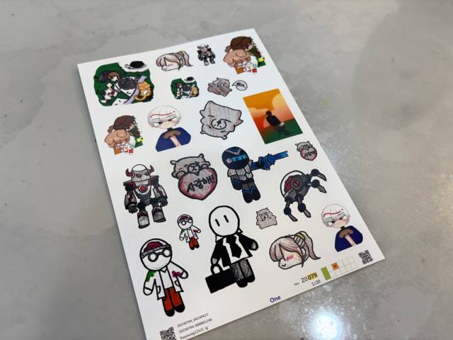 웹툰작가를 꿈꾸는 김미진(12) 양이 그린 그림이 책상에 놓여 있다. 탄방청소년문화의집에서 스티커로 만들어줬다. 사진=김세영 기자