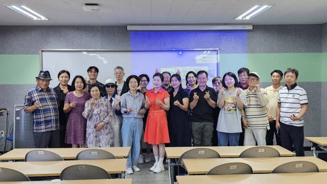대전시민대학 강좌 '시창작 교실 힐링포엠' 올해 3학기 수강자들이 단체 사진을 찍고 있다. 사진 대전문인총연합회 제공