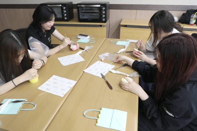 ▲ 충주예성여고 학생들이 충북보건과학대 반려동물문화과 진로체험에 참여해 진드기 퇴치제를 만들고 있다./충북보건과학대 제공