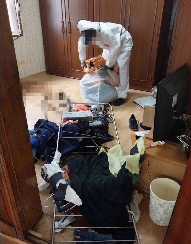 울산의 한 장례업체가 무연고 사망자의 집을 청소하고 유품 등을 정리하고 있다. 관련 업체 제공