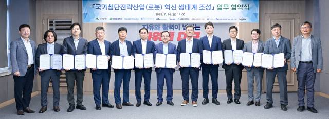 대구시는 14일 10개 로봇 전문기업과 휴머노이드·AI 첨단로봇 산업 육성을 위한 상생협력 업무협약을 체결하고, 기술혁신과 인재양성 등 5대 분야에서 공동 대응에 나선다. 대구시 제공