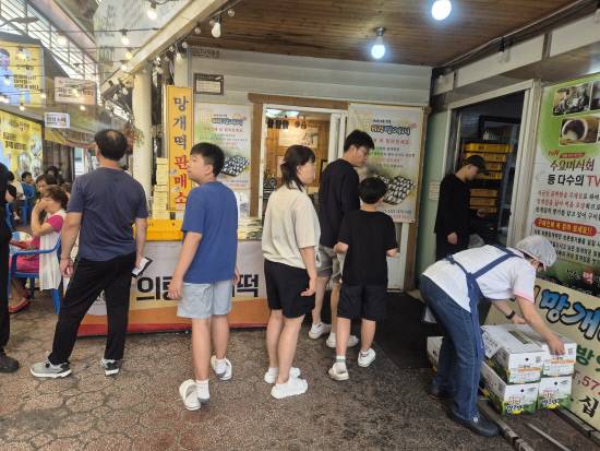 지난 주말 의령을 찾은 사람들이 망개떡을 구입 하려고 줄을 서 기다리고 있다