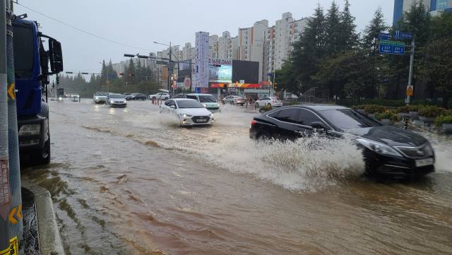 경남에 이틀간 500㎜ 물폭탄이 내린 지난해 9월 창원시 성산구 삼동공원사거리가 침수돼 있다./경남신문DB/