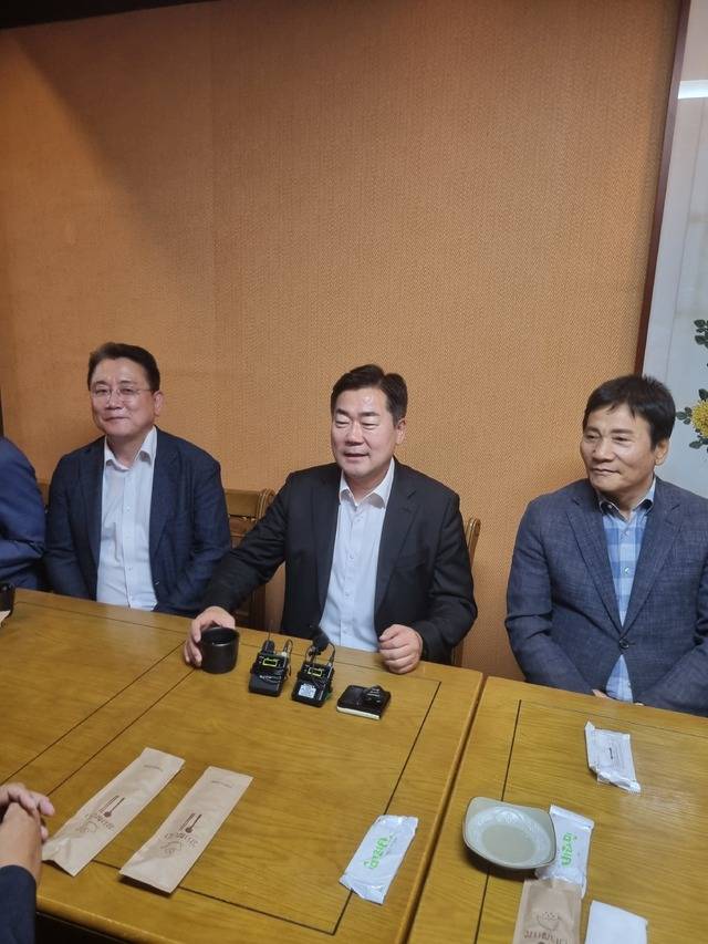 박찬대 후보(가운데)가 14일 대구를 찾아 지역위원장을 만나고 있다.