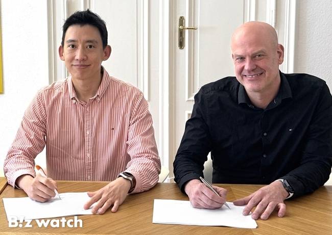 한글과컴퓨터 자회사 씽크프리가 유럽 1위 협업 플랫폼 '넥스트클라우드'와 전략적 파트너십을 체결했다.사진 왼쪽부터 김두영 씽크프리 대표, 프랑크 카를리첵 넥스트클라우드 대표./사진=한글과컴퓨터 제공