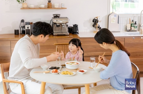 최근 미국 플로리다주 올랜도에서 열린 미국영양학회(American Society for Nutrition) 학술대회에서 발표된 한 연구에 따르면, 10대 시절부터 건강한 식습관을 가진 남성은 아빠가 돼서도 자녀에게 건강한 식습관을 본보기로 보여주고, 자녀의 음식 섭취를 철저히 관리하는 경향이 있는 것으로 드러났다. ⓒ베이비뉴스