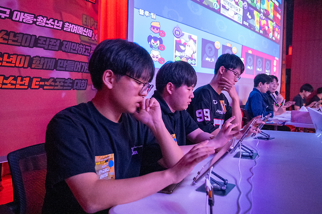 '브롤스타즈 성북파이널' 우승을 차지한 '한국페니화이팅' 팀 선수들이 진지한 표정으로 경기에 임하고 있다(사진 제공=월곡청소년센터).