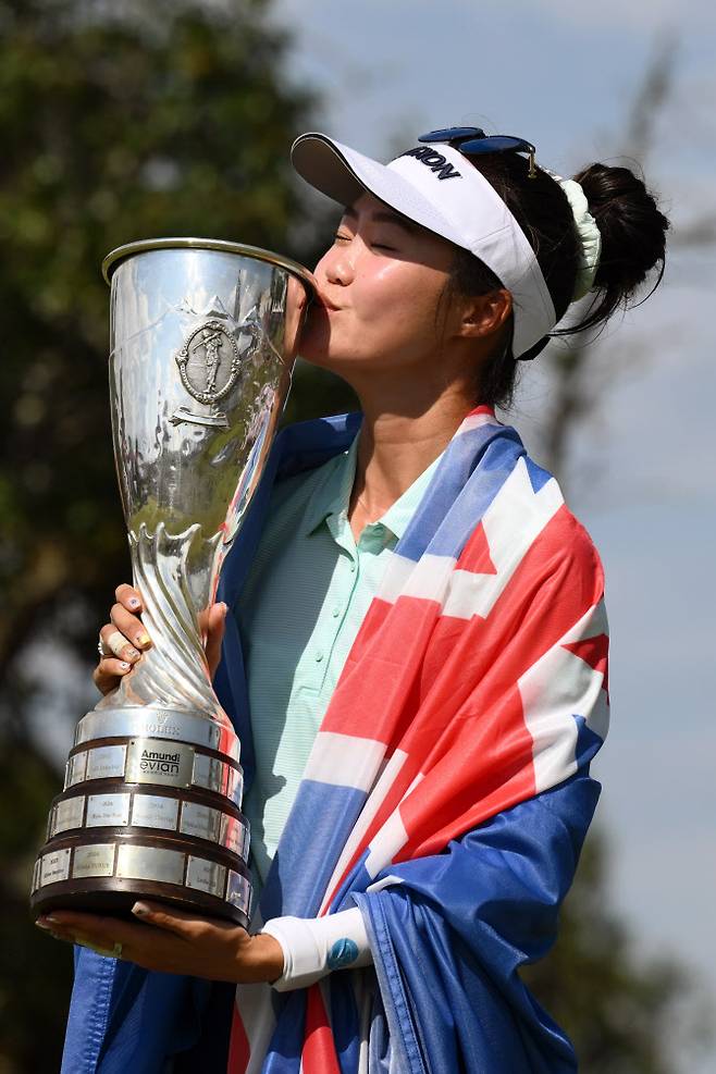 그레이스 김이 아문디 에비앙 챔피언십에서 우승한 뒤 호주 국기를 어깨에 두른 채 트로피에 입을 맞추고 있다. (사진=아문디 에비앙 챔피언십)