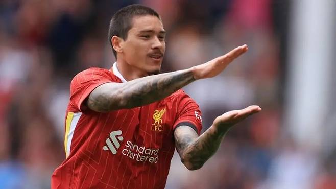 다르윈 누녜스가 골을 넣고 조타를 기리는 세리머니를 보여주고 있다