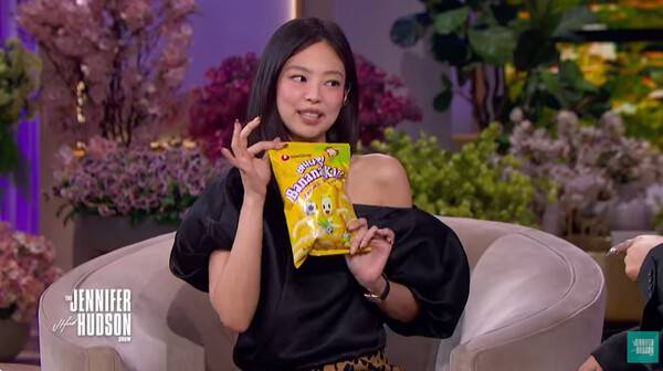 제니가 미 토크쇼 '제니퍼 허든슨 쇼'에서 가장 애정하는 과자를 소개하고 있다. 사진=방송 영상 캡처