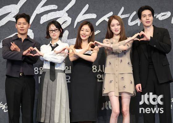 14일 오후 서울 더링크서울 호텔에서 JTBC 금요시리즈 '착한 사나이' 제작발표회가 열렸다. 이날 송해성 연출과 배우 이동욱, 이성경, 박훈, 오나라, 류혜영이 참석했다. 박세완 엔터뉴스팀 기자 park.sewan@jtbc.co.kr