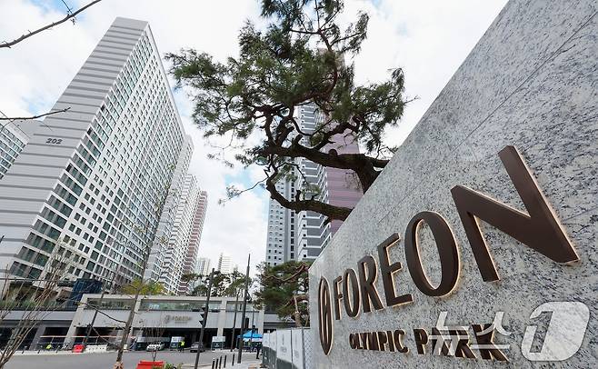 서울 강동구 올림픽파크포레온 아파트 단지 모습./뉴스1 ⓒ News1 김성진 기자