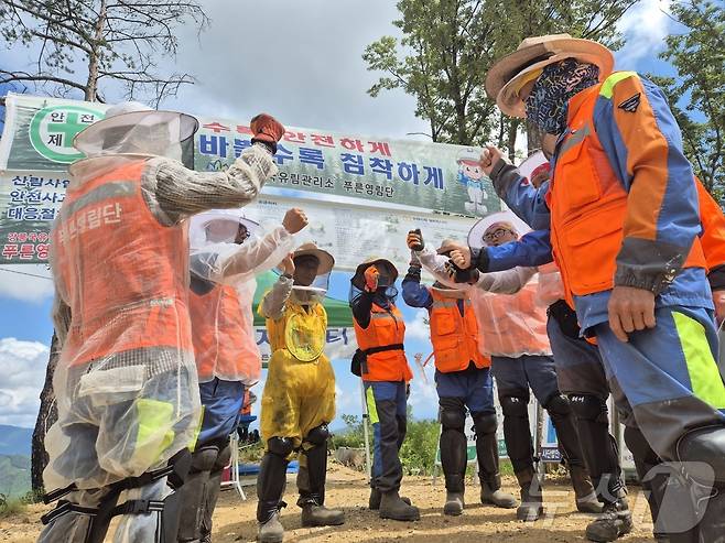 강원 강릉국유림관리소 소속 푸른영림단 산림 근로자들이 11일 강릉시 옥계면 남양리 일대 국유림에서 업무 시작 전 폭염 대응 회의를 하고 있다. 이 곳은 지난 2022년 3월 강원 동해안을 덮친 대형산불 피해지 이기도 하다. 2025.711 2025.7.11/뉴스1 ⓒ News1 윤왕근 기자