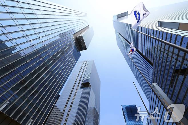 삼성전자는 반도체 사업 부진으로 2분기 '어닝쇼크'에 6만 전자'를 위협받기도 했으나 3조 9,000억 원 규모의 자사주 취득을 결정, 매입한 자사주 중 70% 상당인 2조 8,119억 원을 소각해 주주가치를 높일 예정이다. 2025.7.8/뉴스1 ⓒ News1 박정호 기자